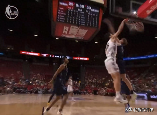 开云体育官网-太燃了！杨瀚森单臂隔扣引热议 全场球迷起立欢呼！