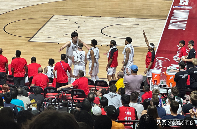 开云体育官网-太燃了！杨瀚森单臂隔扣引热议 全场球迷起立欢呼！