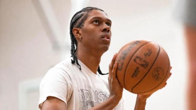 开云体育官网-【新秀列传】十号秀与亲哥相逢NBA，差点被伤病摧毁