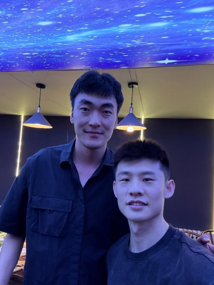 王岚嵚晒与张镇麟等人合照:一年队友,但足够幸运和自豪