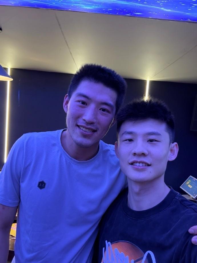 王岚嵚晒与张镇麟等人合照:一年队友,但足够幸运和自豪